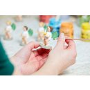 Engel mit farbigen Flügelpunkten, 25 Jahre World Childhood Foundation blond, Kerze rechts