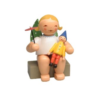 Engel mit Kasper und Schirm, sitzend, blond